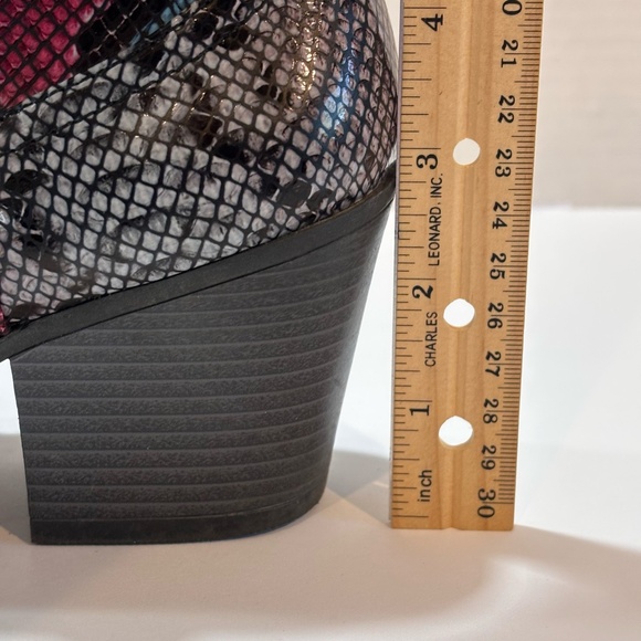 Sugar Women's Tula Ankle Booties Boots Western SZ 8 Snakeskin Pattern EUC - Picture 10 of 10